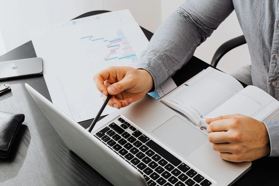 Profesionálové na obchodním jednání diskutují nad projektem.